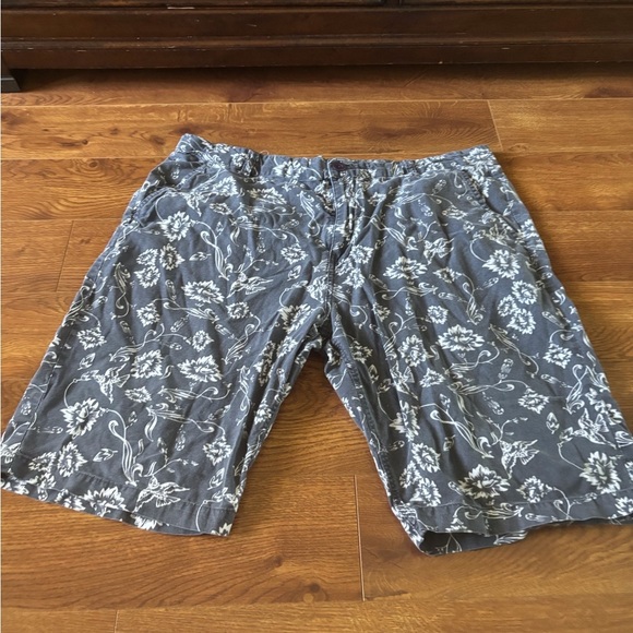 Fresh Gray and White Flat Front floral summer Shorts in size 38 - Picture 1 of 7